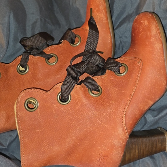 FLUEVOG Sopranos ROBYN Rusty Orange Heeled Boots with Ribbon Laces - Picture 3 of 6